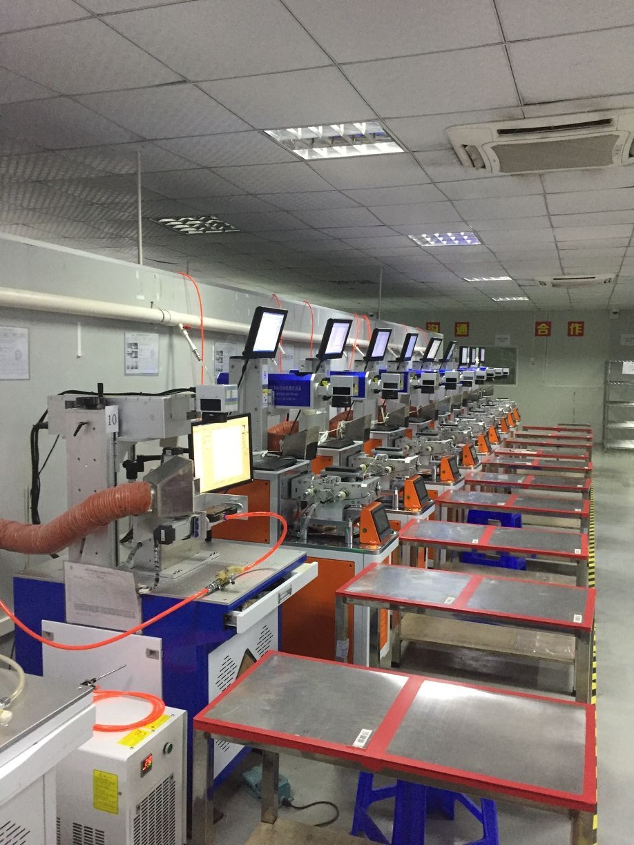 vivo手機電池蓋3D激光鐳雕現(xiàn)場1